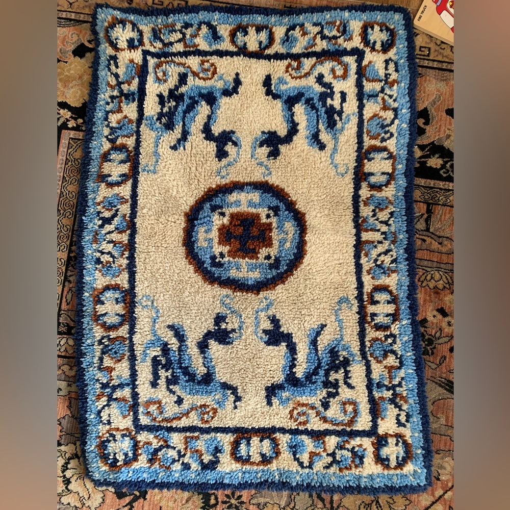 Vintage hook and latch ornamental style rug